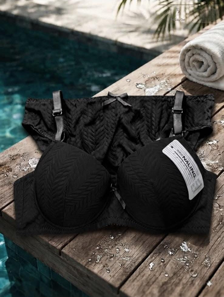 Upgrade your lingerie collection with this super comfortable and stylish textured set. Crafted with a delicate chevron design and seamless molded cups, it offers gentle support and a smooth fit under any